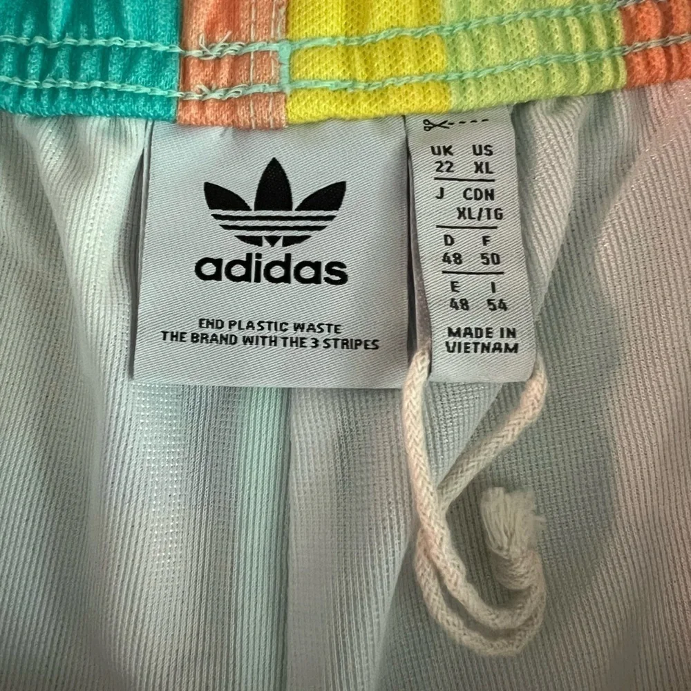 ADIDAS WOMEN’S COLORFUL ATHLETIC SHORTS SIZE XL NWOT - Picture 3 of 12